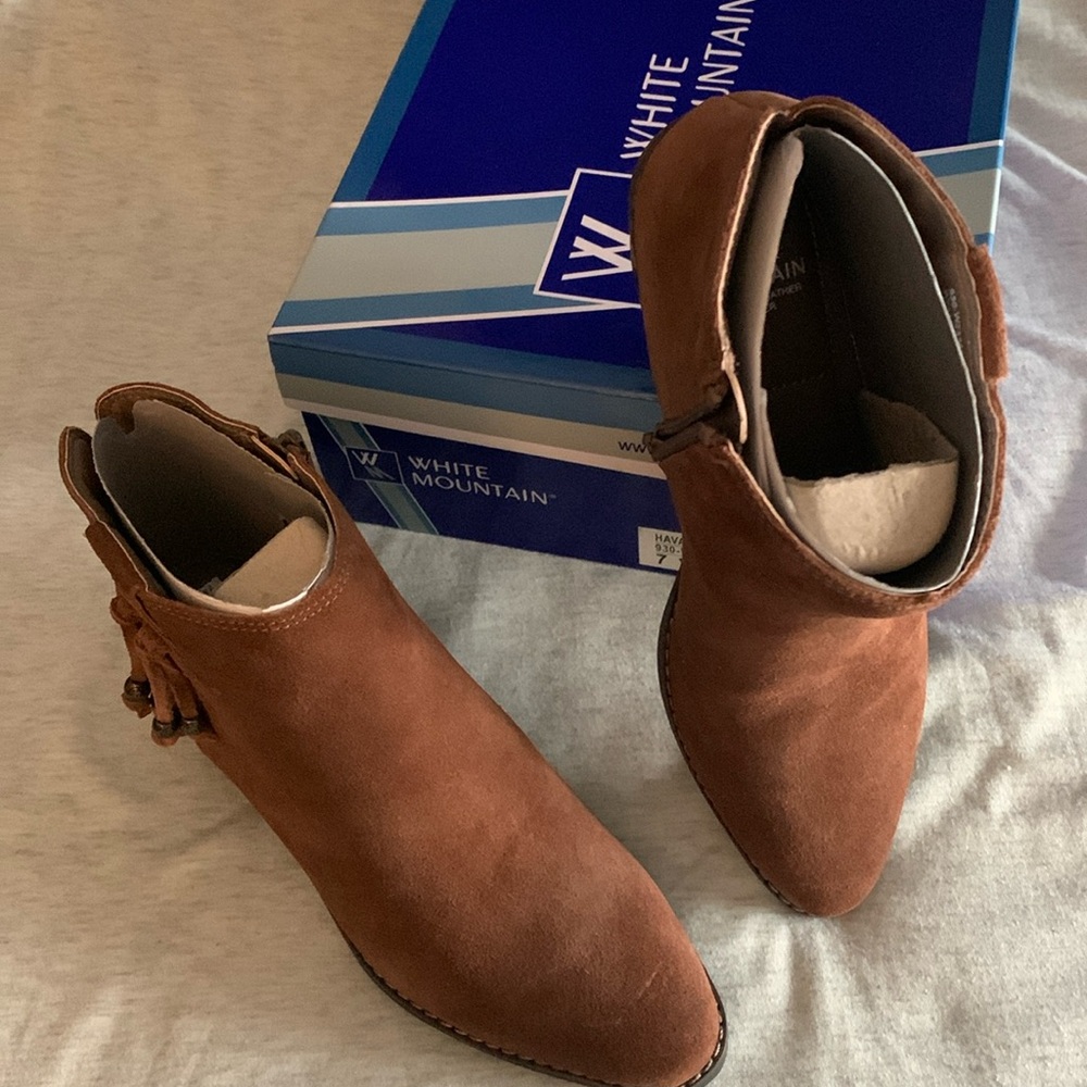 White Mountain Suede ankle boots..7 1/2 NWOT